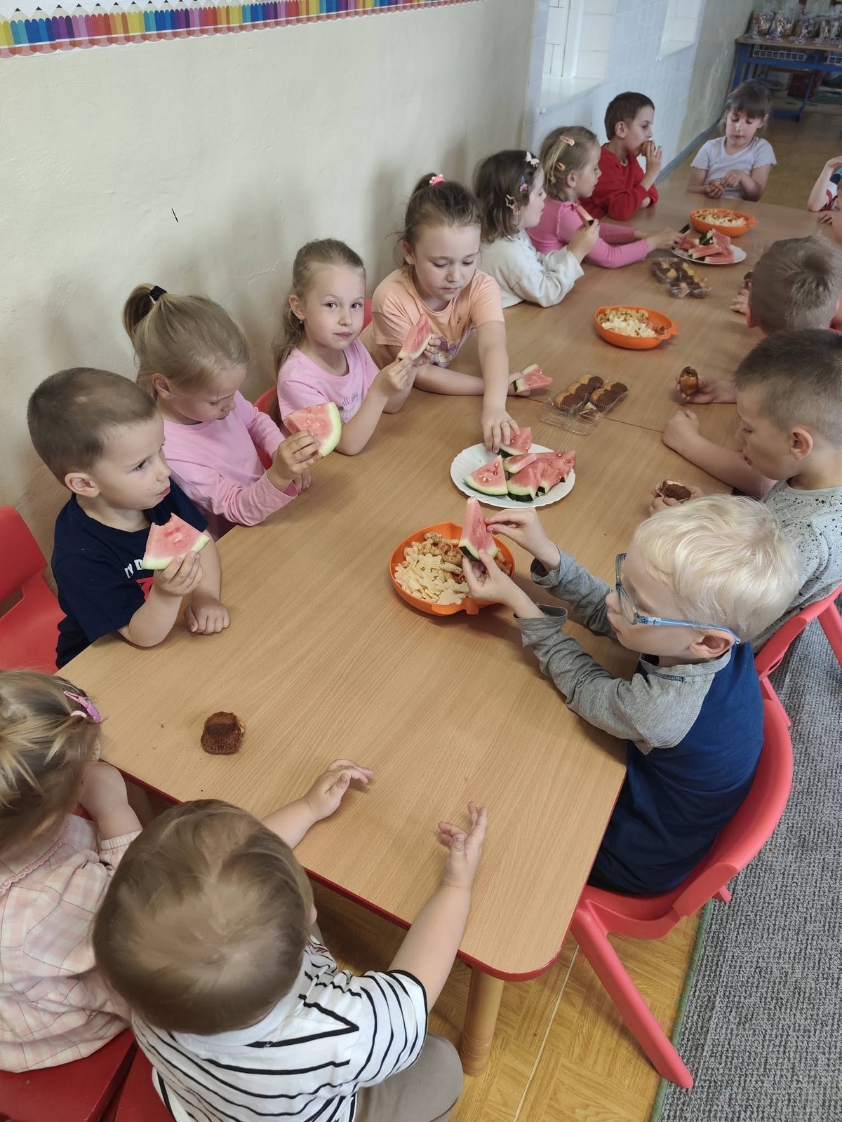 Deti pri spoločnom občerstvení v materskej škole